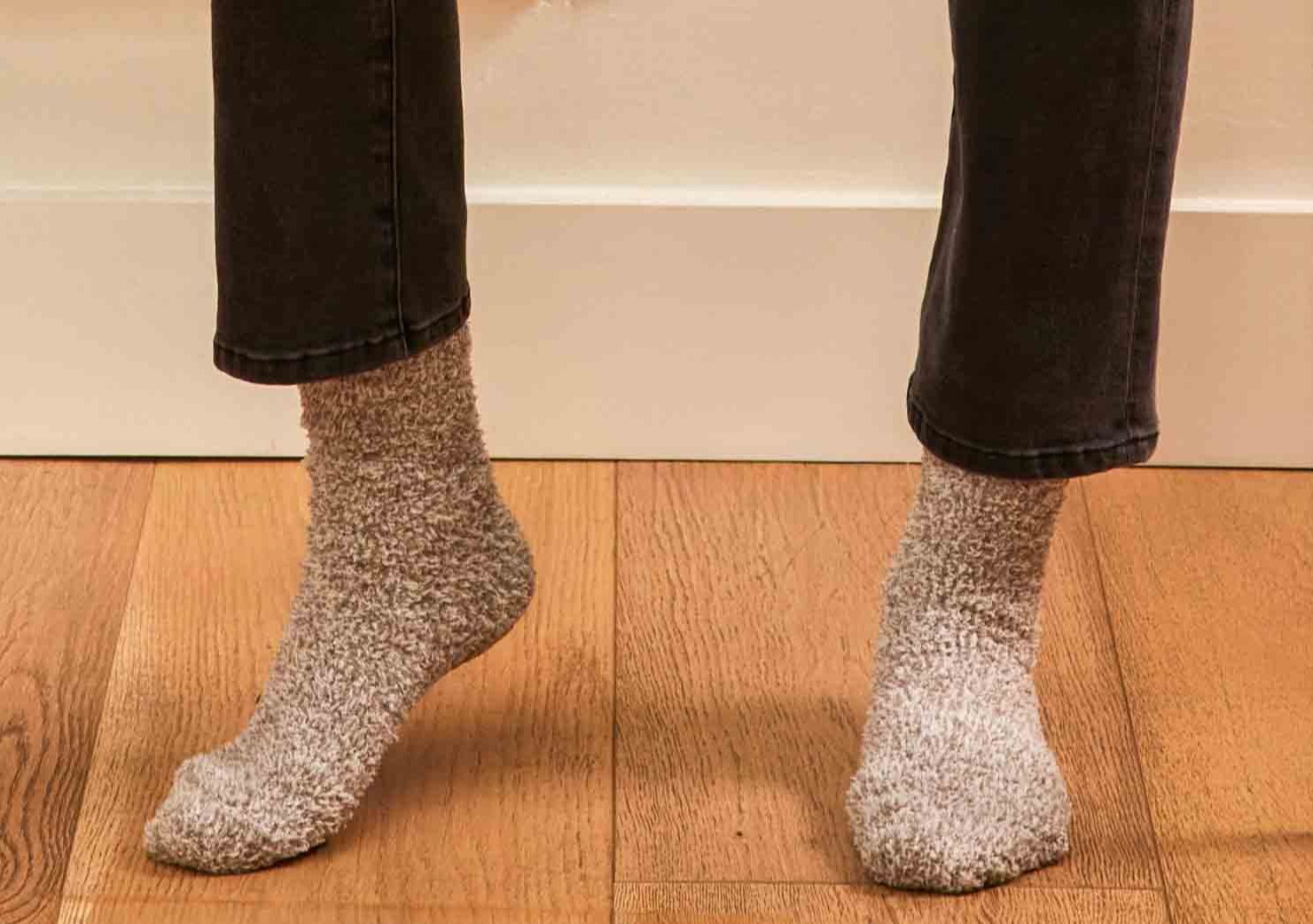 BAREFOOT DREAMS CozyChic Heathered Socks - Stone White